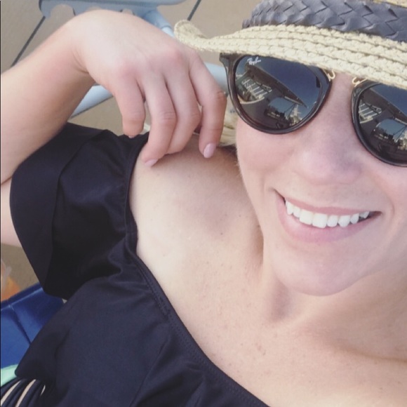 Meet your Posher, Dani 👱🏼‍♀️ - Picture 1 of 2